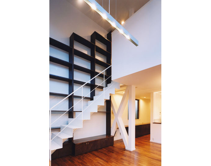 鉄板を折り曲げ加工したシンプルな階段