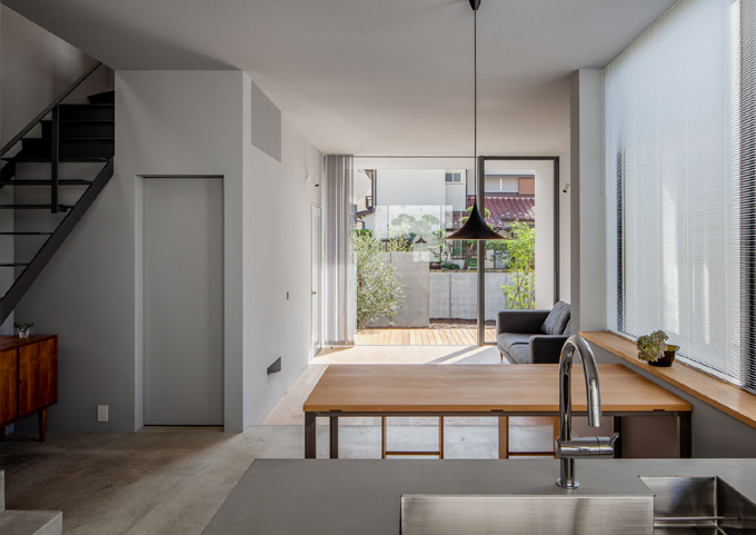 ダイニングからリビングを見る