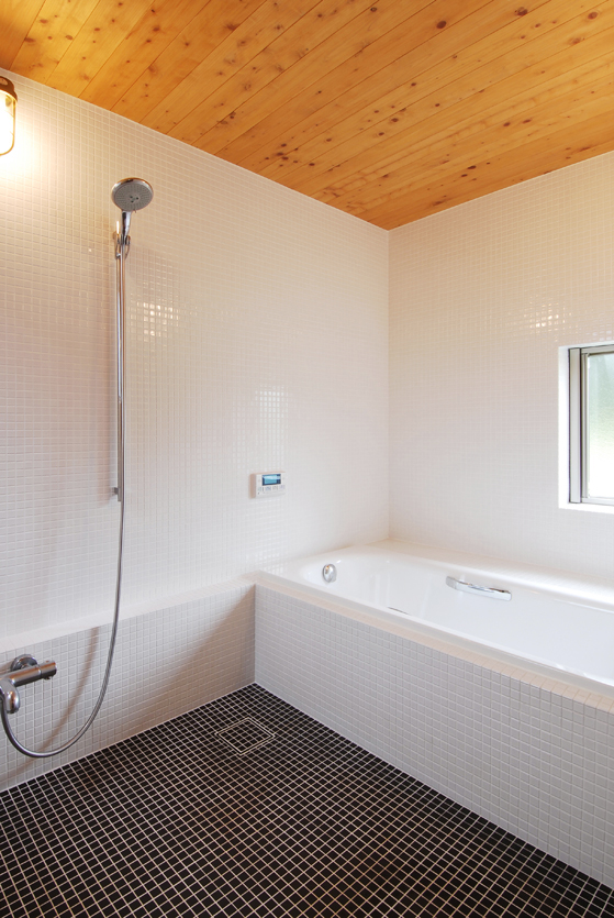 木とタイルの浴室