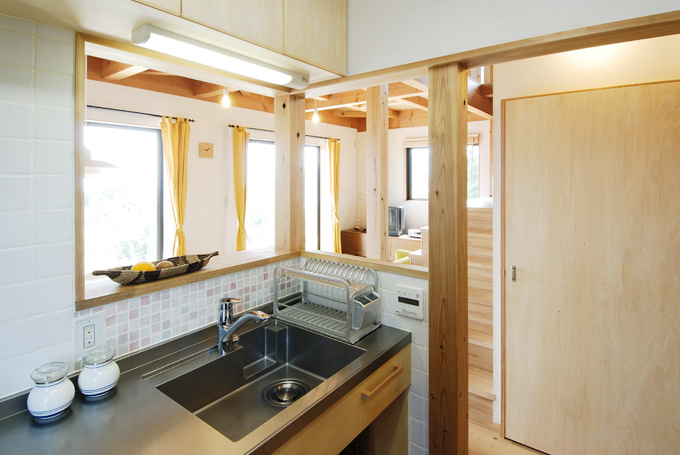 キッチンとキッチンからみた居間