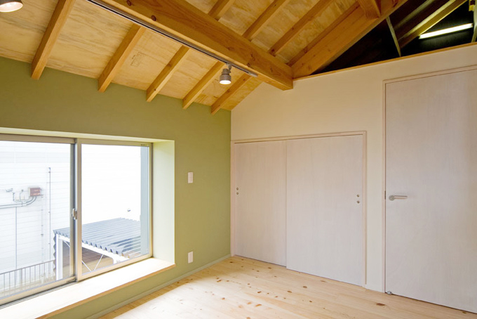 寝室もモダンな木の空間に