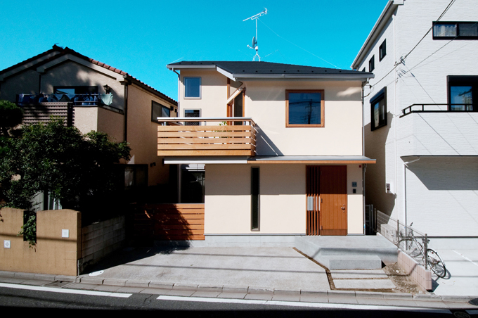 塗り壁と木製建具が印象的な外観