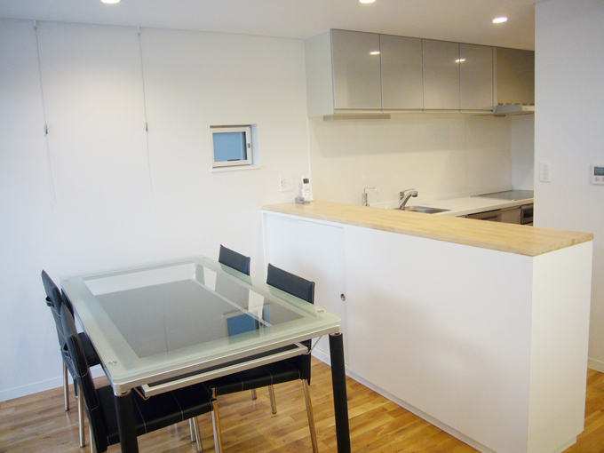 造り付けカウンター収納家具のあるキッチン