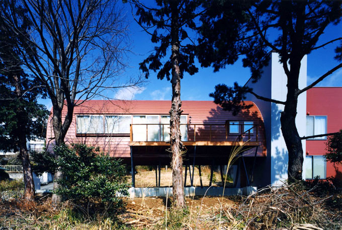 ゆるやかな斜面の南側からの外観