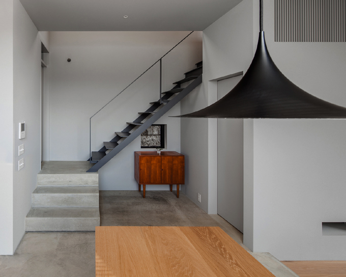 コンクリートの踊り場とスチール階段