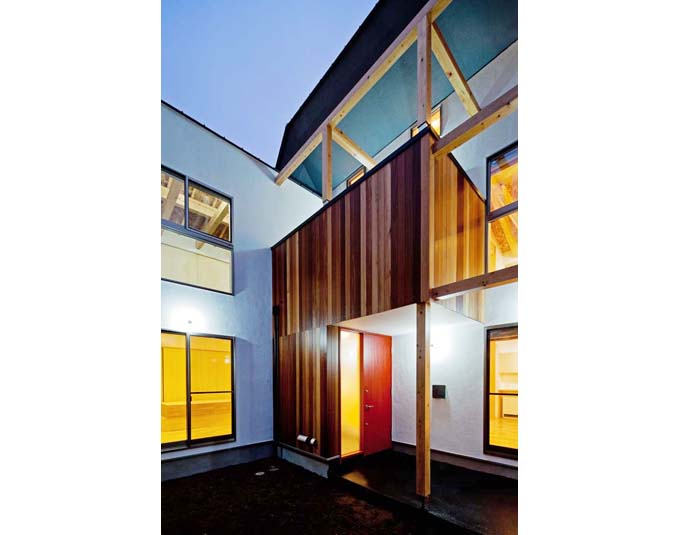 玄関および2階のバルコニーの外壁はセランカンバツ（木材）張り