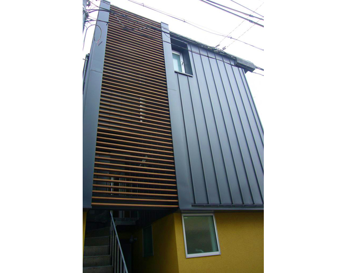 落ち着いた色合いの外観