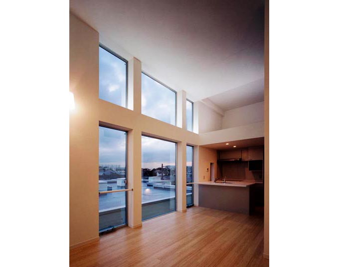 都市型集合住宅・最上階にあるオーナー自邸の黄昏時