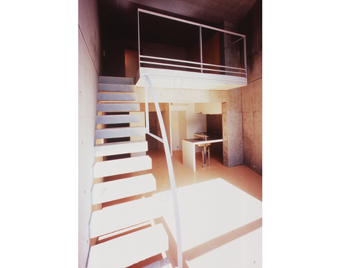 メゾネットの住居内の開放的なデザイン