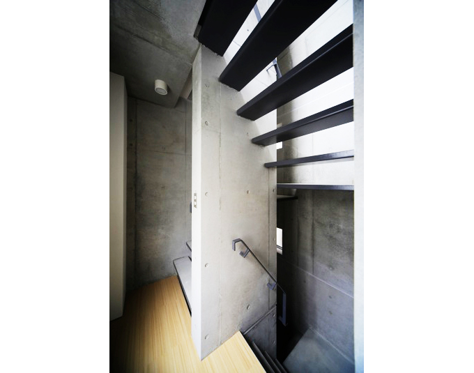 タイトなデザインの内部階段