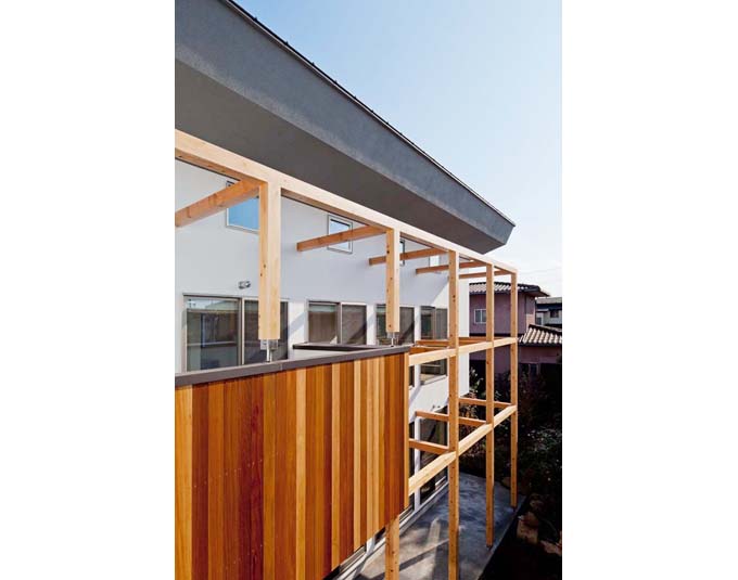 バルコニーはセランカンバツ（木材）張り