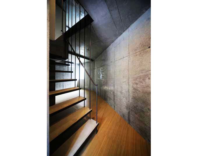 新宿区に建つ都市型集合住宅の内部階段