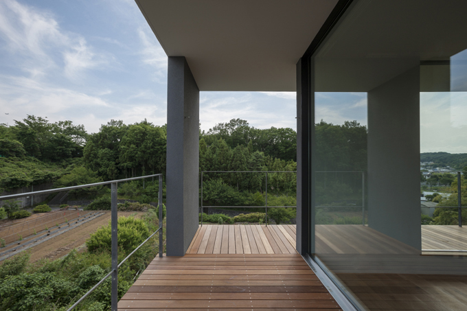 室内と室外の要素を併せ持ったバルコニー