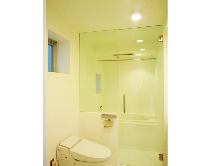 コンパクトで透明感のある水廻り空間