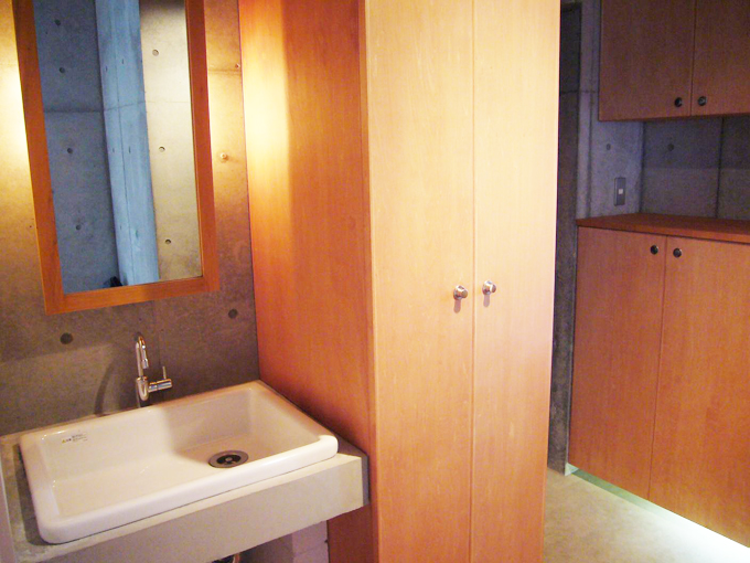 造り付け収納と洗面のある玄関ホール