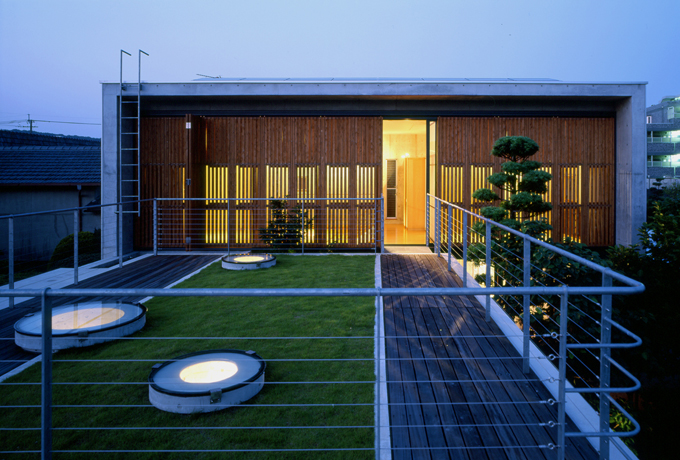 夜にはスリットから光がもれ印象的な外観