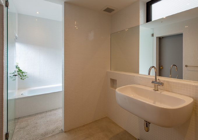 洗面と明るく風通しの良い浴室