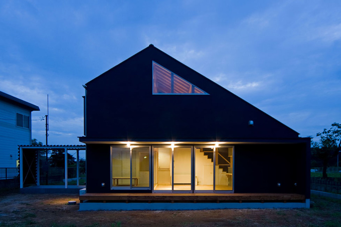 黒い外壁の外観