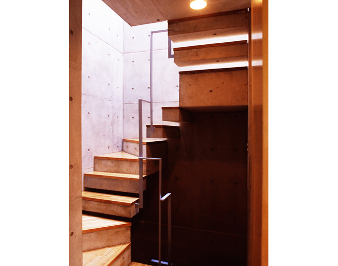 地上３階の都市型狭小住宅の内部階段