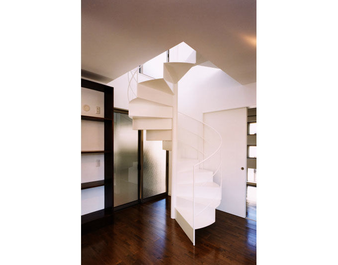 2階から3階へ昇る鉄板を折り曲げ加工した螺旋階段