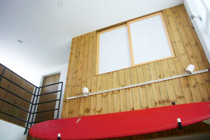 羽目板貼りの吹き抜け空間