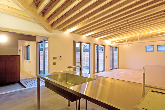 シンプルさを追求したステンレス製のキッチン