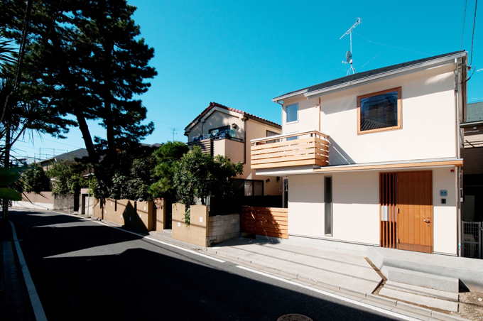 巨大な松の隣に位置しています。