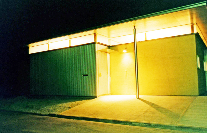 スリットから明かりが漏れる夜の顔