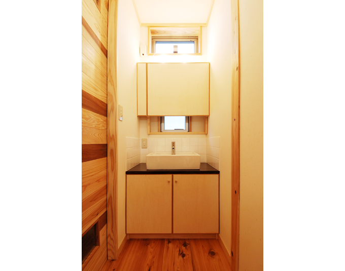 寝室前のトイレの脇の廊下の片隅に設けた洗面台