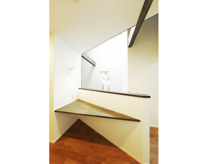 吹抜けを見下ろすコーナーとしてのユーティリティ