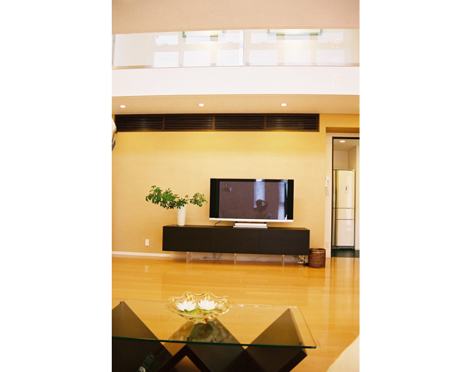 珪藻土塗のアクセント壁、上部は空調が埋込まれている