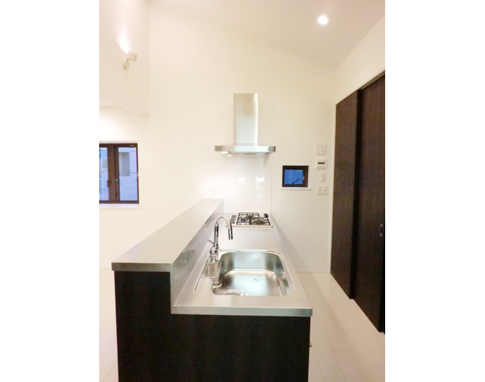 シンプルで機能的なオープンなアイランドキッチン