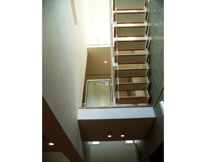 ２階ブリッジから屋上へと上がる階段