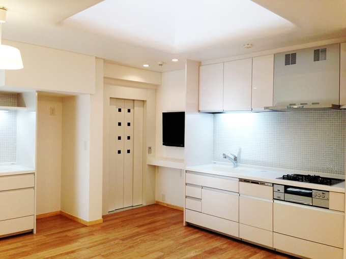 トップライトからの光が降り注ぐダイニングキッチン