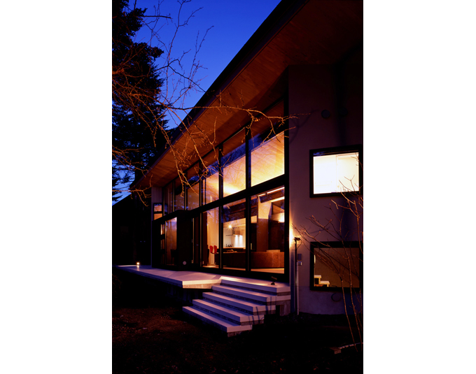 部屋の中から光がこぼれるテラス