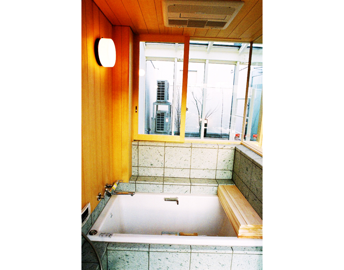 十和田石とヒバ材による最上階の浴室