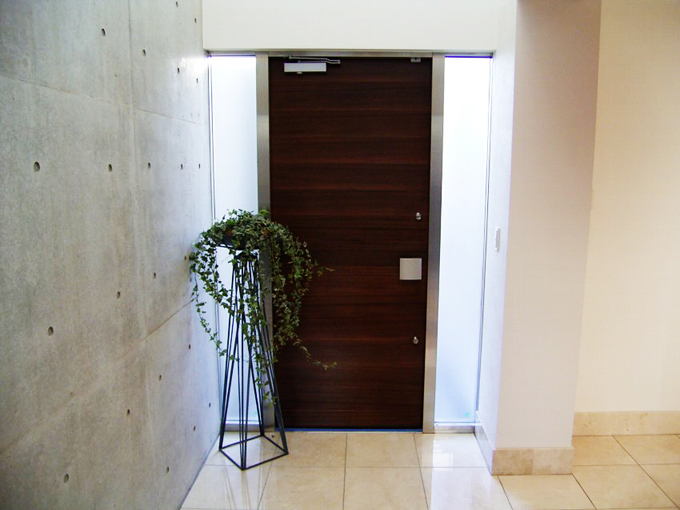 無垢のチーク材を張り付けたドア