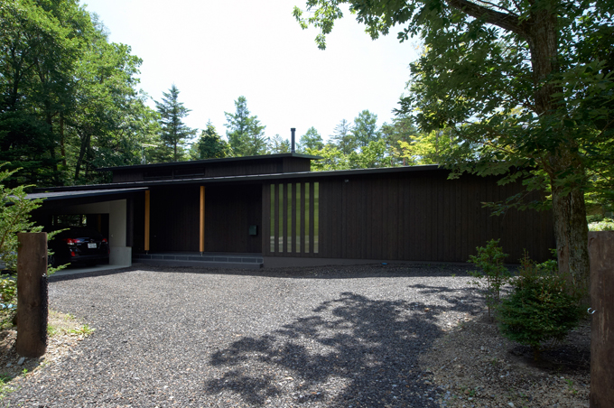 落ち着いた佇まいをみせる平屋建ての焼杉外壁