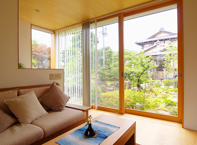 リビングから既存の庭（庭１）をみる