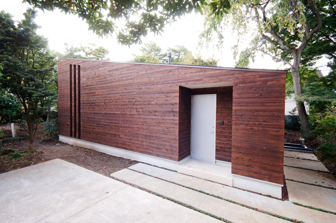 樹木の屋根に覆われた平屋の住空間