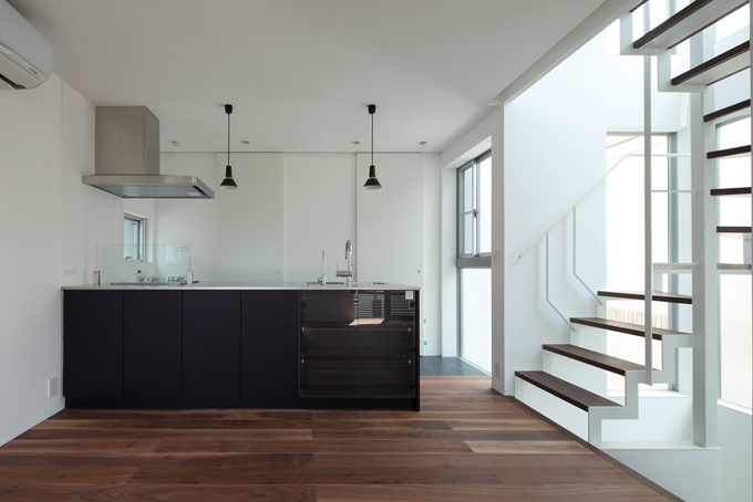 箱庭から光を浴びるキッチン