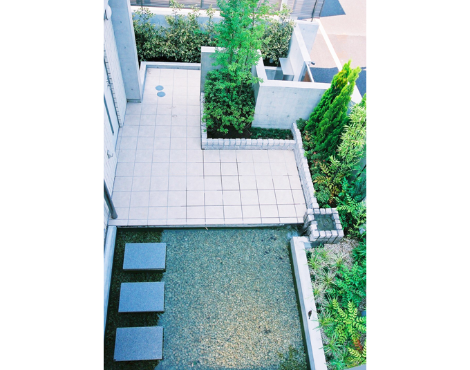 和室の地窓から水盤と緑が眺められる