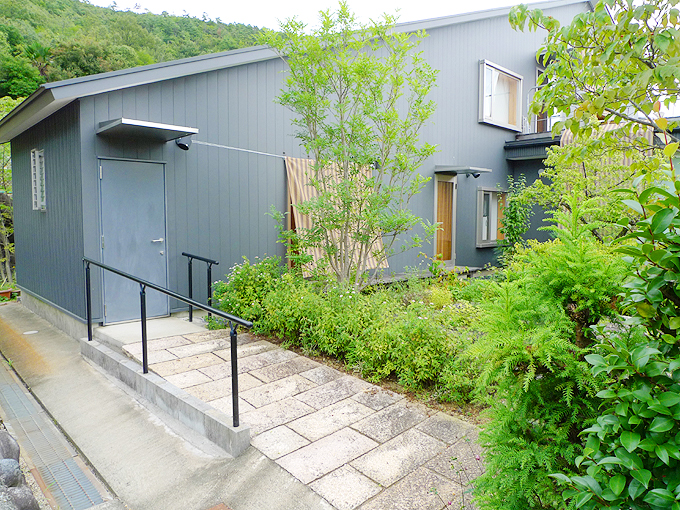 デイサービスの車寄せにもなるサブエントランス