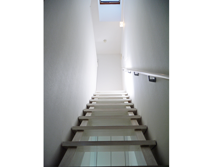 トップライトからの光を浴びる階段