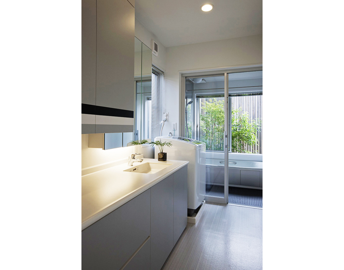 ユニットバスによる開放的な浴室と洗面脱衣