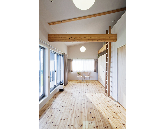 勾配天井で小屋裏収納のある子供室