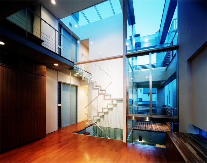 内部に開いた空間を居間から見る