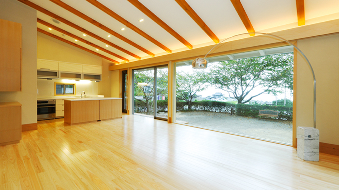 はめ殺しの大きな窓を設けたリビング