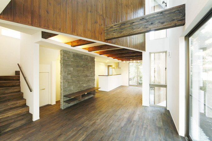 斜めに貫入する木の壁（内部）