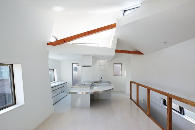 リビングからキッチンとロフトをみる